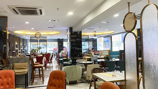 Stylish March Coffee Restaurant Furniture Sets with Chairs and Tables